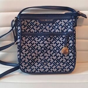 TOMMY HILFIGER CROSSBODY PURSE NAVY AND WHITE